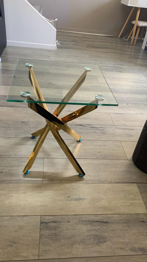 Table basse carrée en verre, pieds croisés dorés
