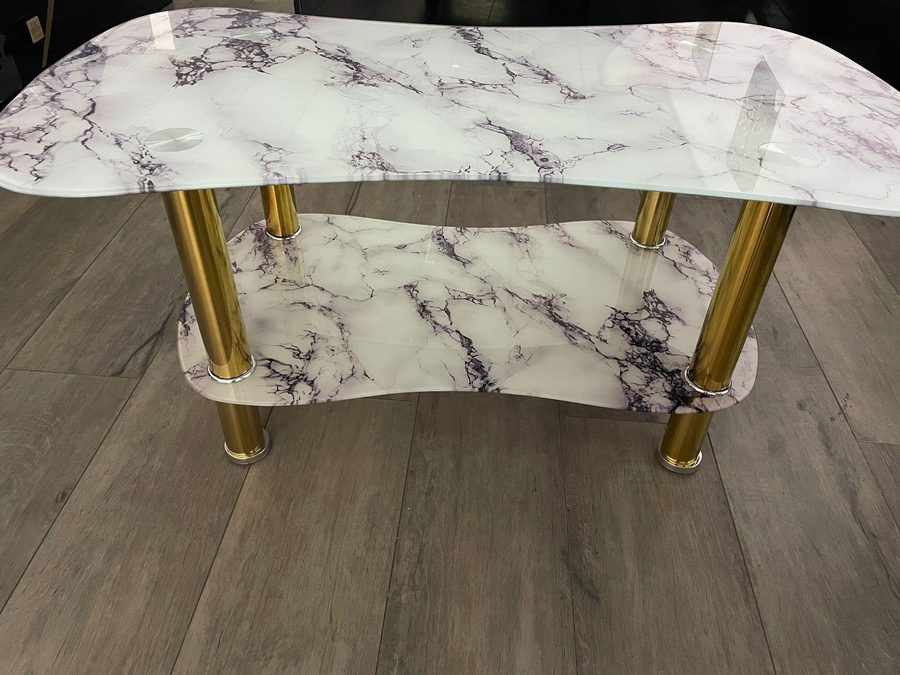 Table basse effet marbre en verre, pieds dorés